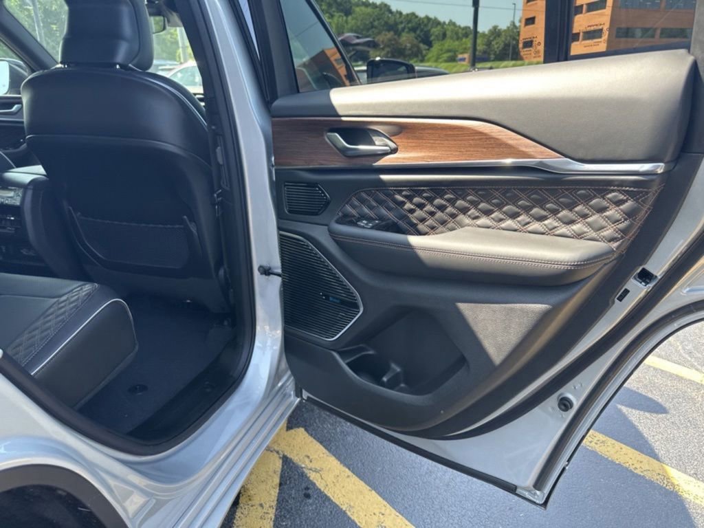 Used 2023 Jeep Grand Cherokee Summit image 13