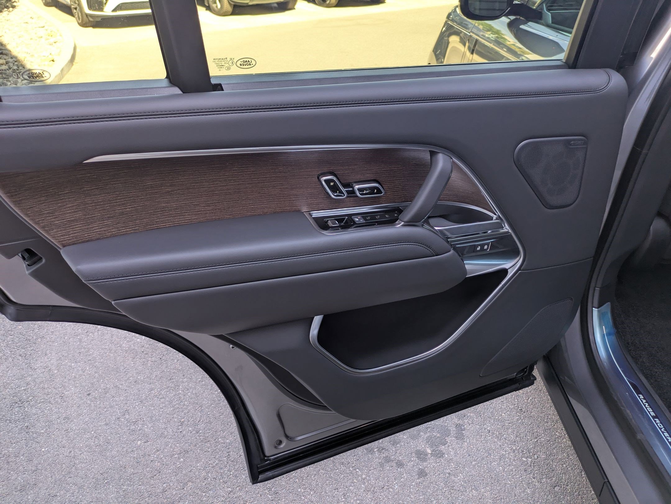New 2025 Land Rover Range Rover Long Wheelbase SE image 29