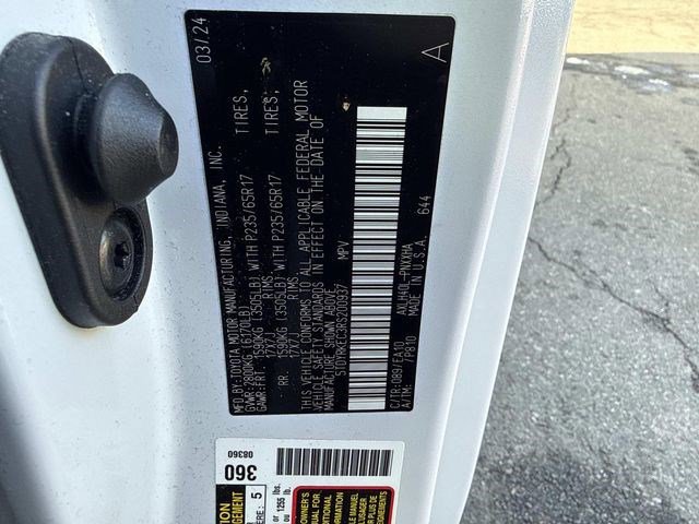 Used 2024 Toyota Sienna XLE image 30