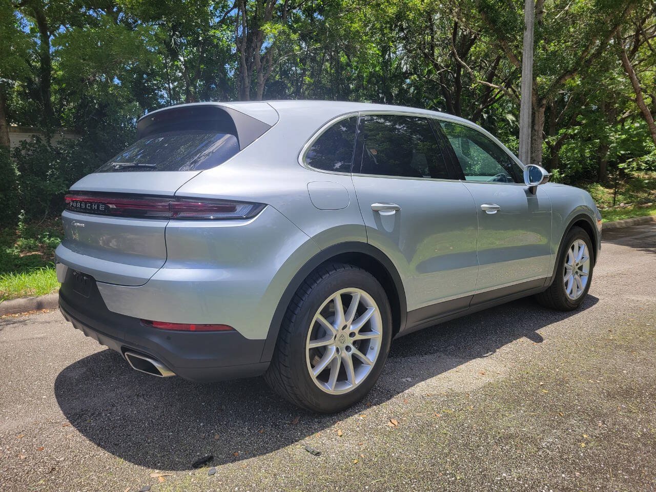 Used 2024 Porsche Cayenne AWD/4WD image 5