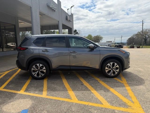 Used 2023 Nissan Rogue SV image 2