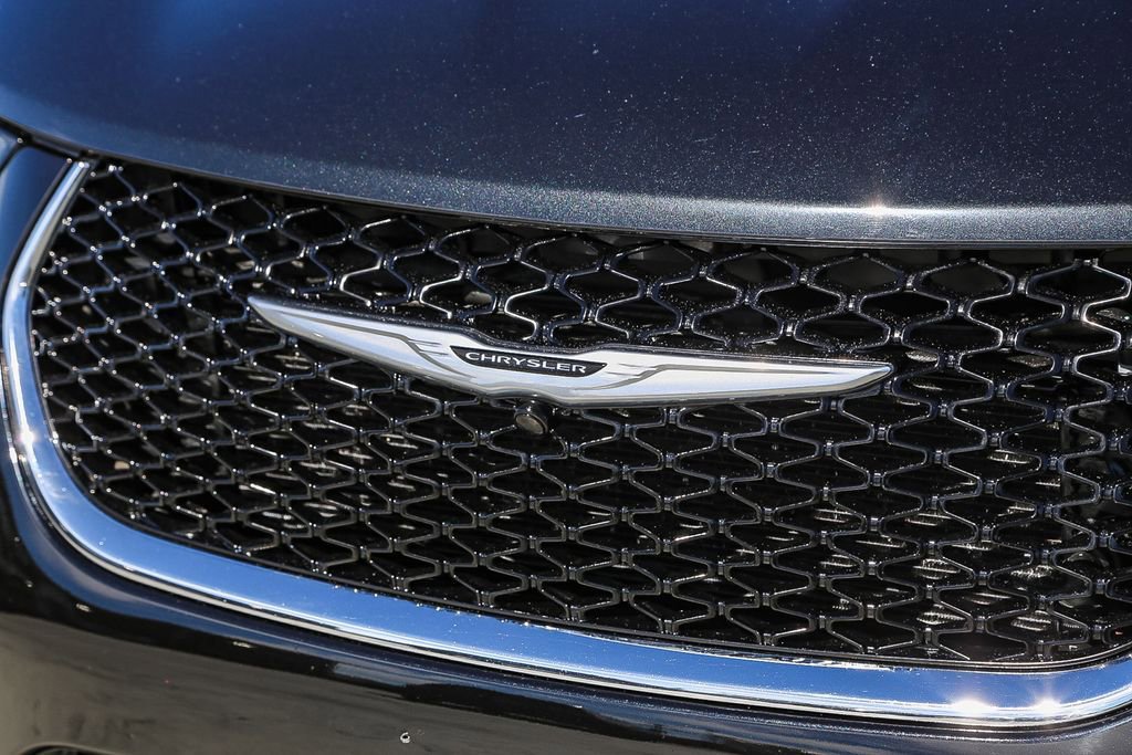 Used 2023 Chrysler Pacifica Limited image 6