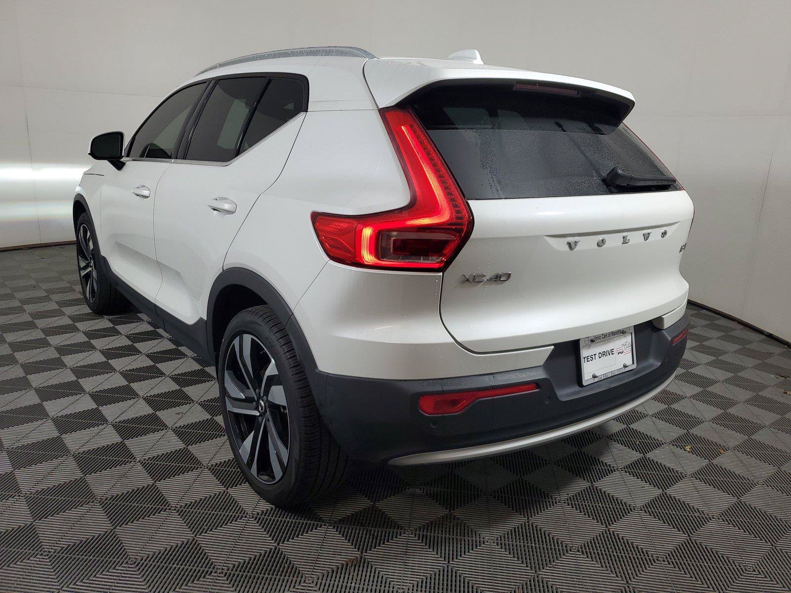 Used 2024 Volvo XC40 B5 Plus w/ Protection Package Premier AWD/4WD image 4