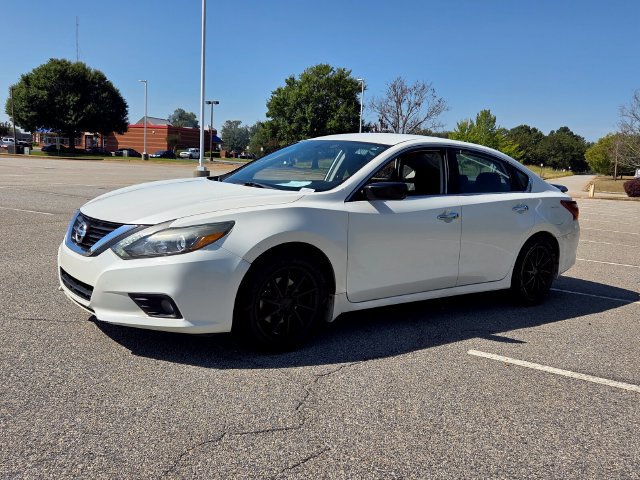 Used 2017 Nissan Altima 2.5 SR w/ Midnight Edition Package FWD image 3