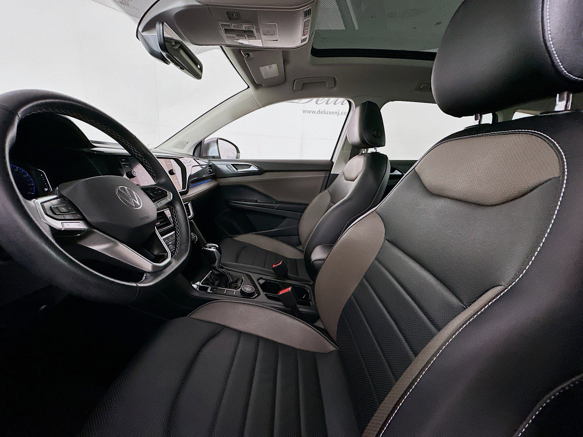 Used 2022 Volkswagen Taos SEL w/ Panoramic Sunroof Package image 21