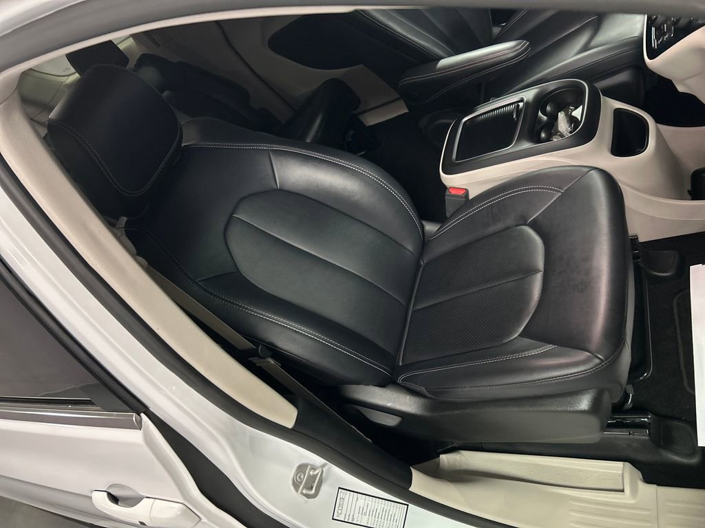 Used 2024 Chrysler Pacifica Touring-L FWD image 26