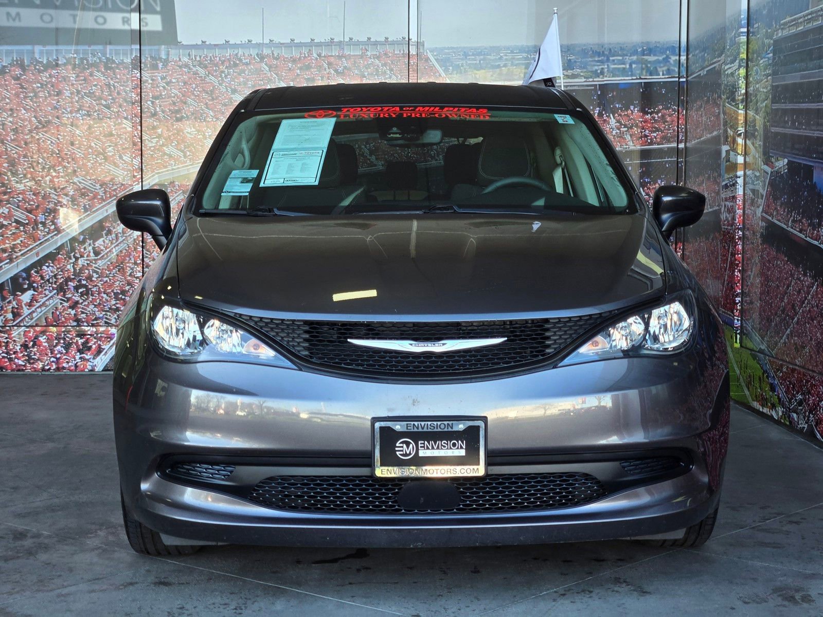 Used 2023 Chrysler Voyager LX image 3