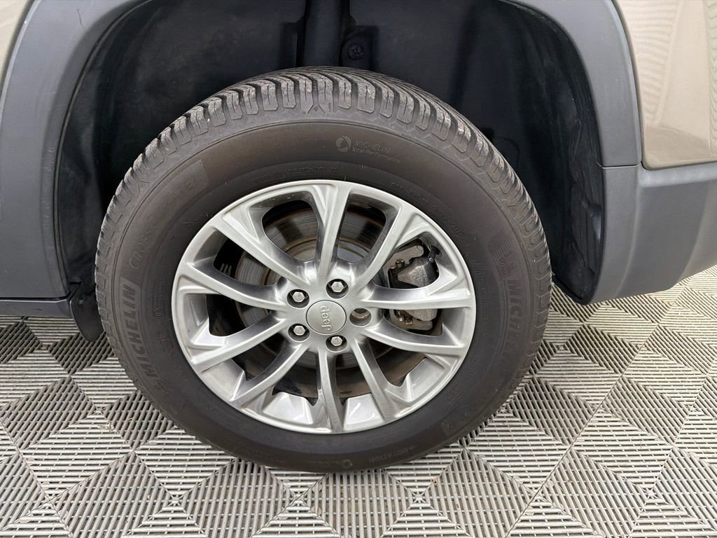 Used 2019 Jeep Cherokee Latitude Plus w/ Comfort/Convenience Group image 20