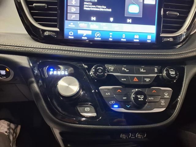 Used 2024 Chrysler Pacifica Select image 23