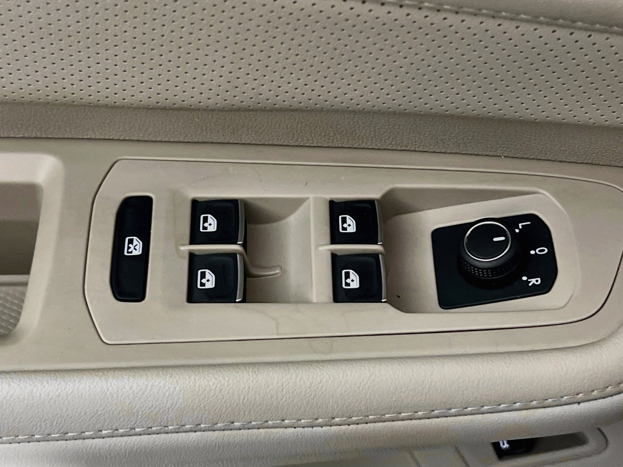 Used 2024 Volkswagen Atlas SE FWD image 16