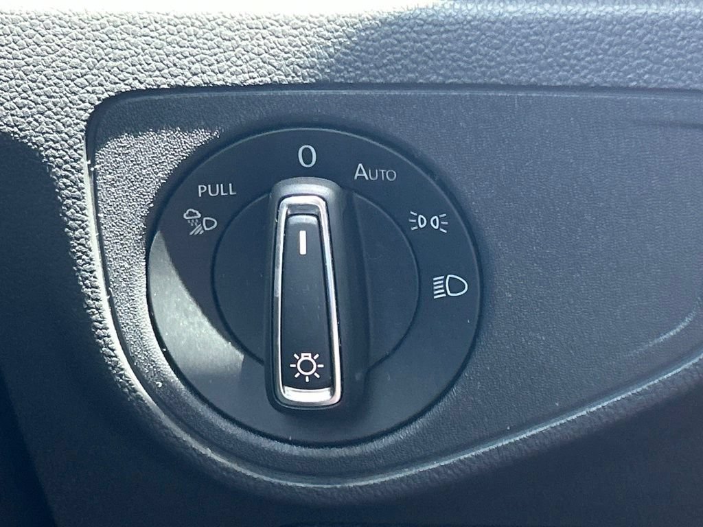 Used 2020 Volkswagen Atlas Cross Sport SE w/ Panoramic Sunroof Package FWD image 32