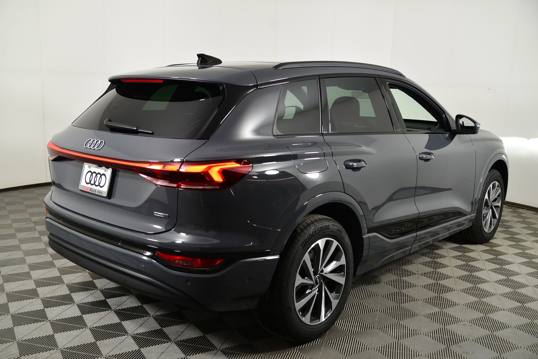 Used 2025 Audi Q6 e-tron Premium w/ Convenience Package image 9