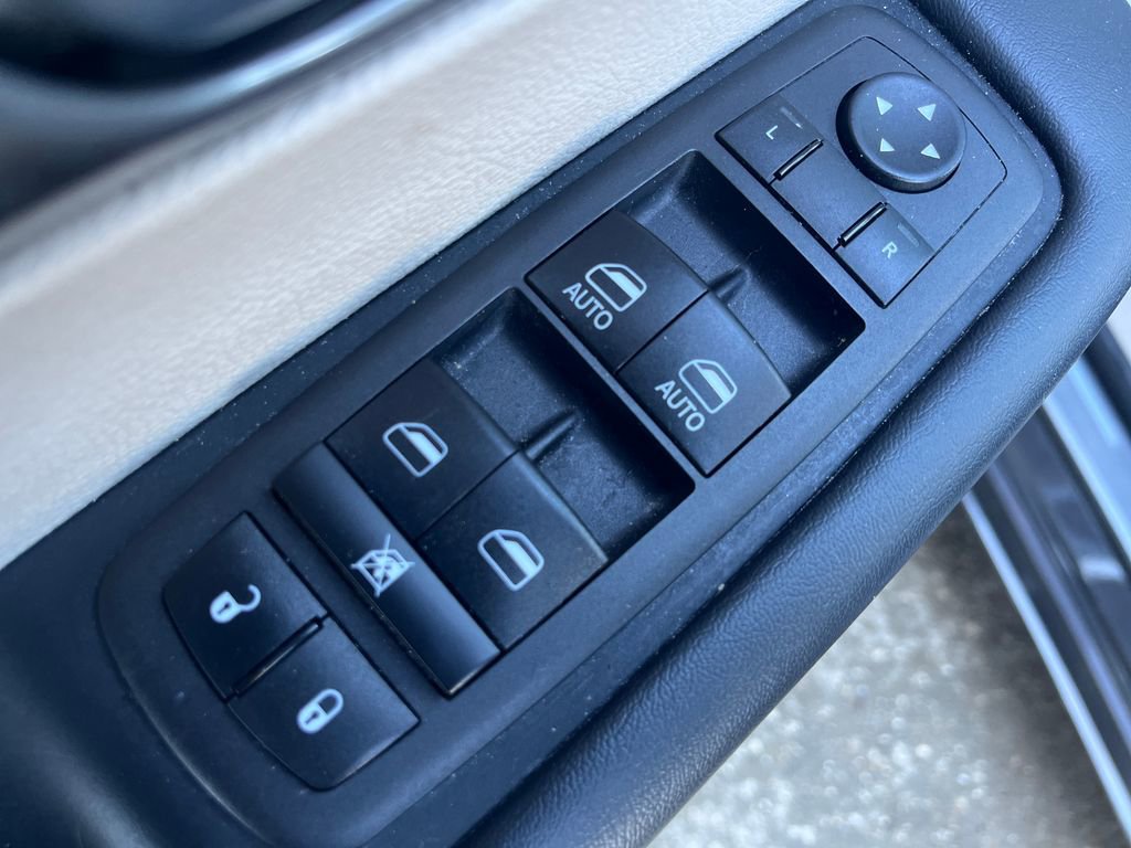 Used 2023 Chrysler Pacifica Touring-L image 12