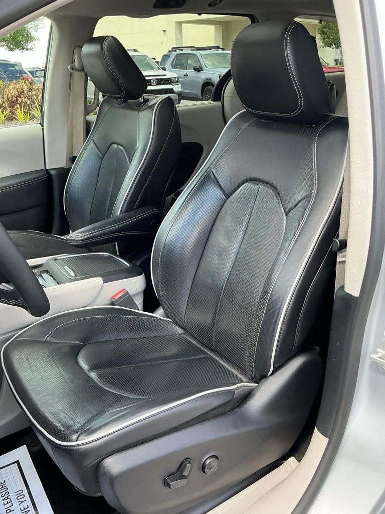 Used 2024 Chrysler Pacifica Limited image 25
