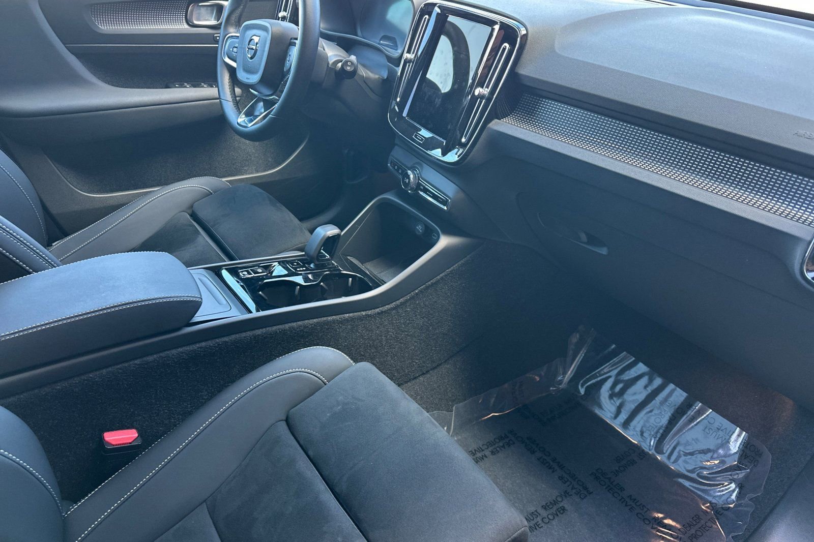 Certified 2025 Volvo XC40 B5 Plus AWD/4WD image 19