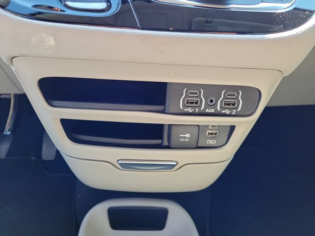 Used 2022 Chrysler Pacifica Touring-L AWD/4WD image 36