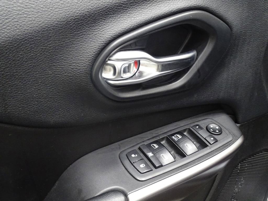 Used 2019 Jeep Cherokee Latitude w/ Popular Appearance Group image 17