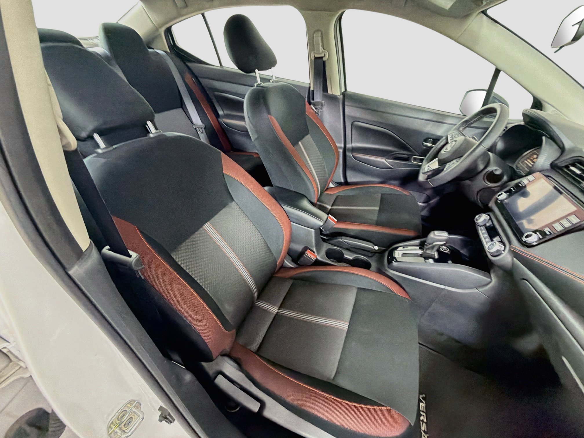 Used 2024 Nissan Versa SR FWD image 28