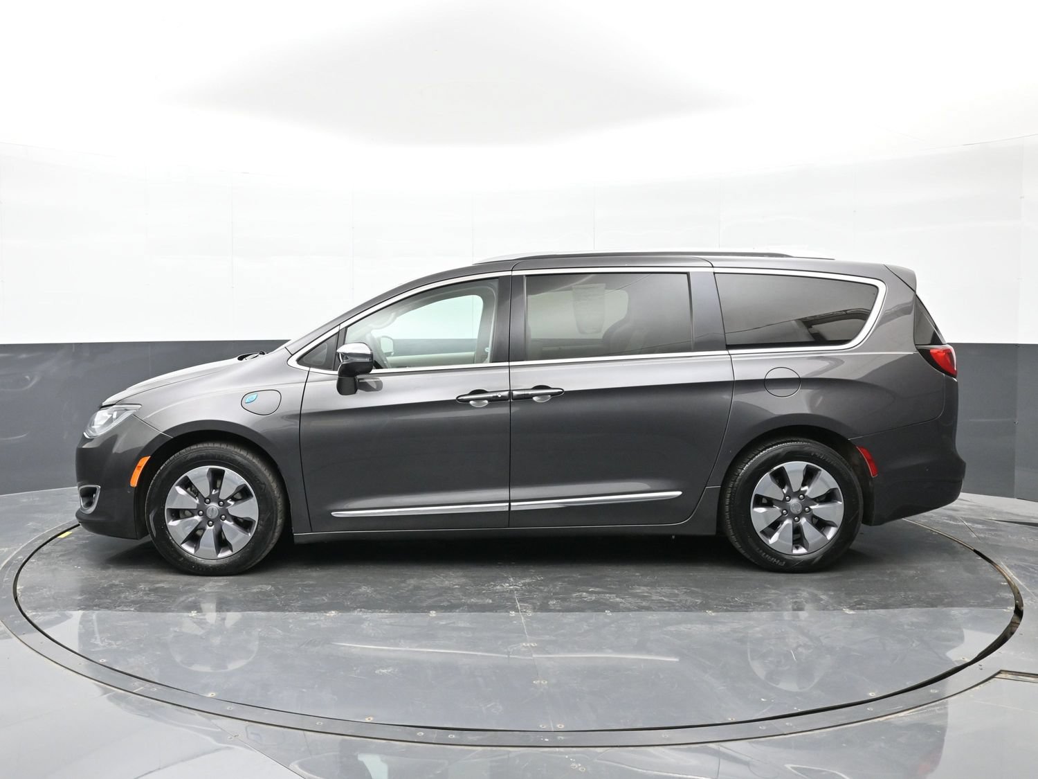 Used 2018 Chrysler Pacifica Limited w/ Advanced Safetytec Group FWD image 9