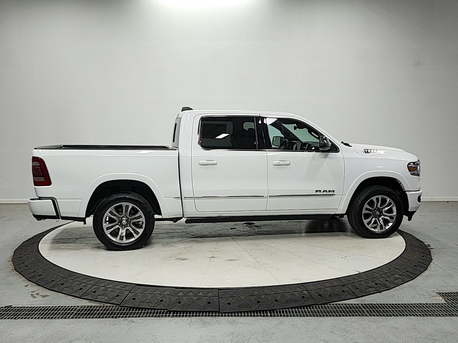 Used 2023 RAM 1500 Limited w/ Body Color Bumper Group AWD/4WD image 16
