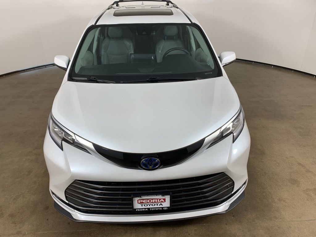 Used 2023 Toyota Sienna Limited FWD image 4