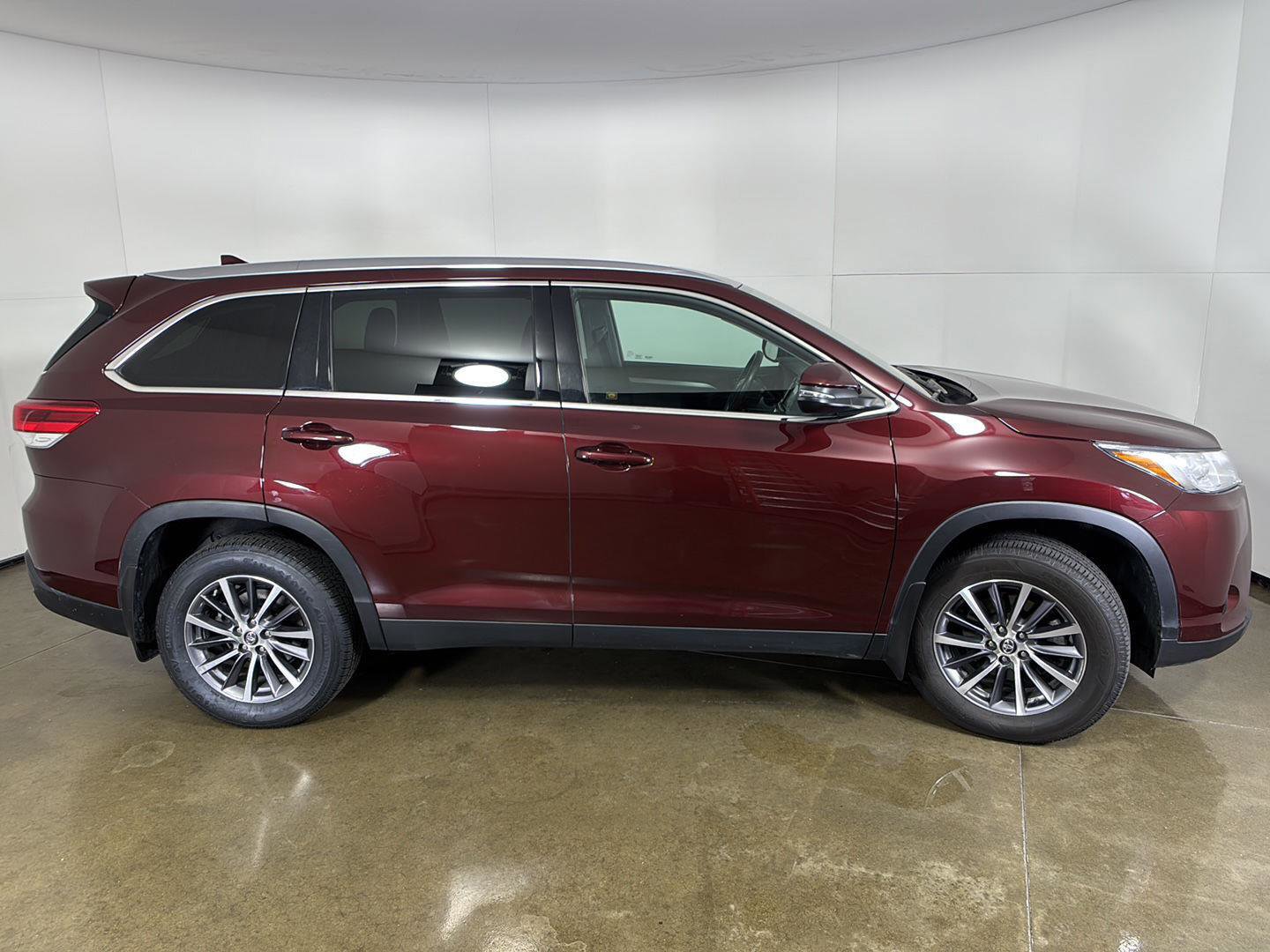 Used 2019 Toyota Highlander XLE AWD/4WD image 8
