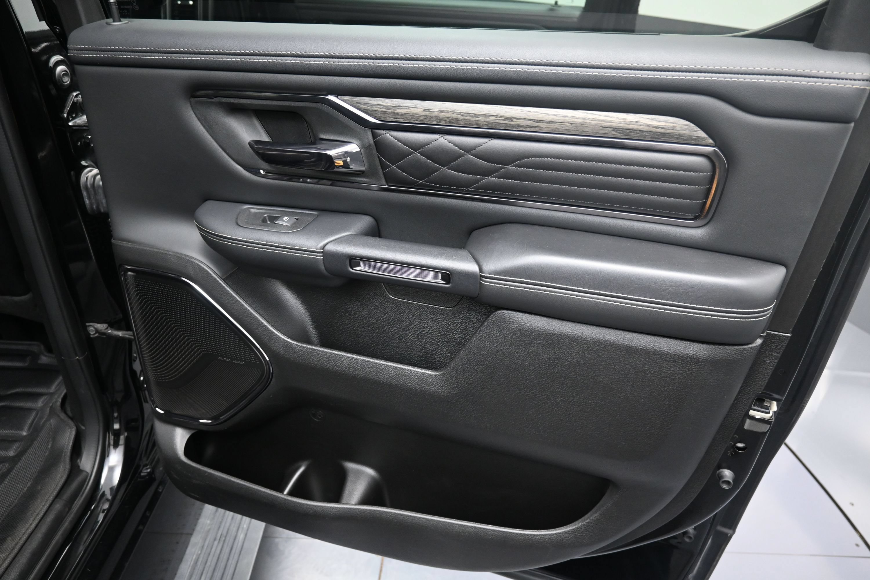 Used 2025 RAM 1500 Limited AWD/4WD image 24