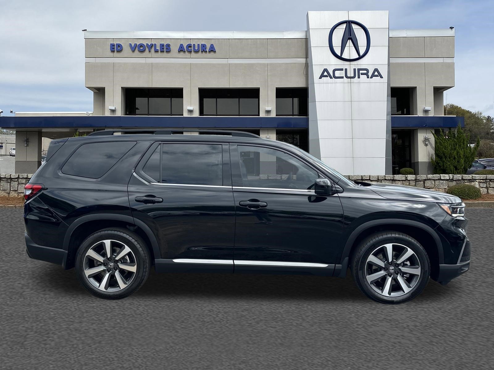 Used 2023 Honda Pilot Touring image 4