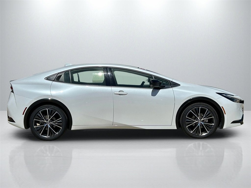 Used 2025 Toyota Prius XLE image 4