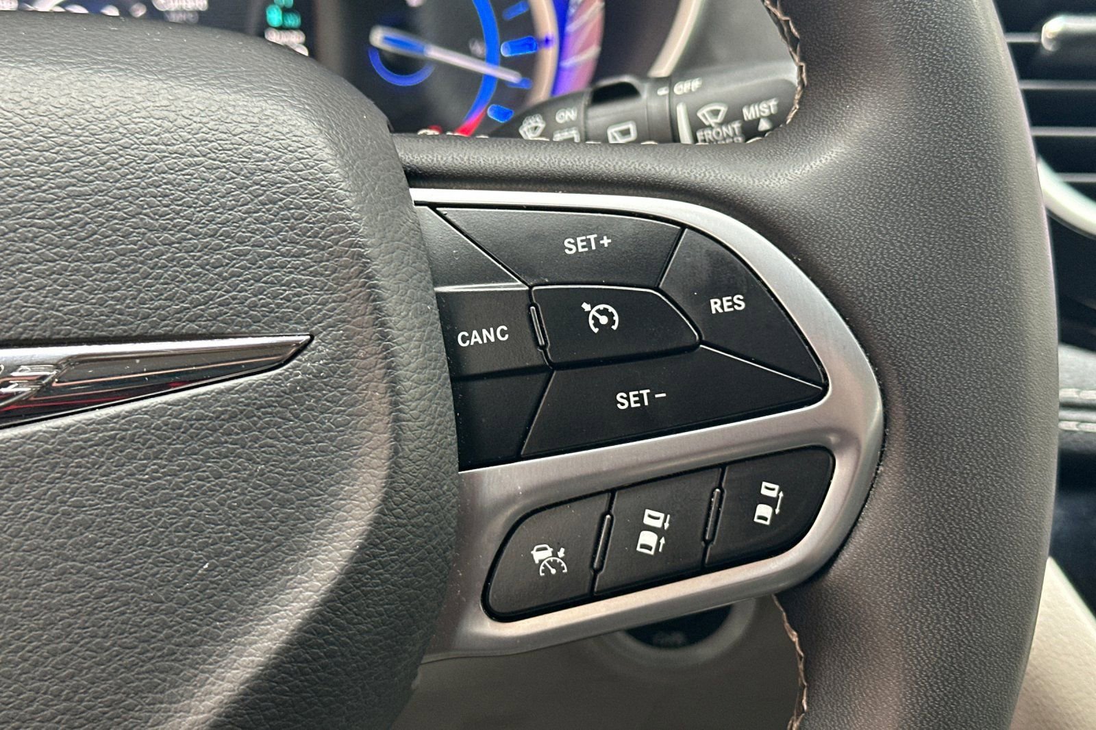 Used 2023 Chrysler Pacifica Touring-L image 32