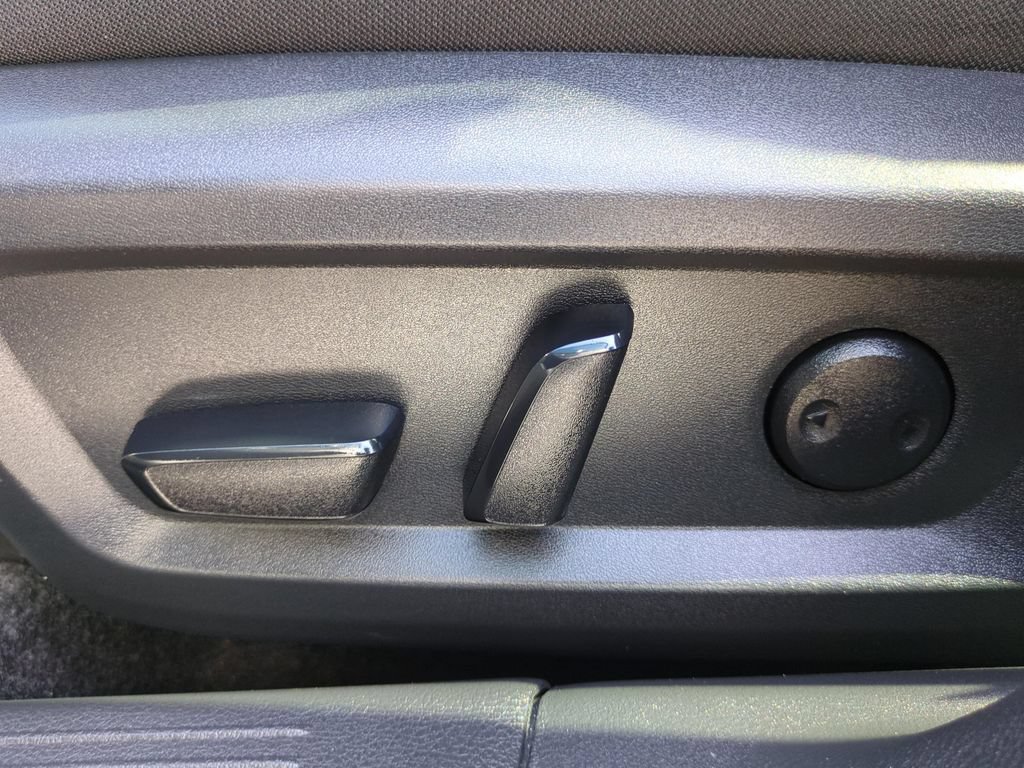 Certified 2025 Nissan Rogue SV FWD image 16