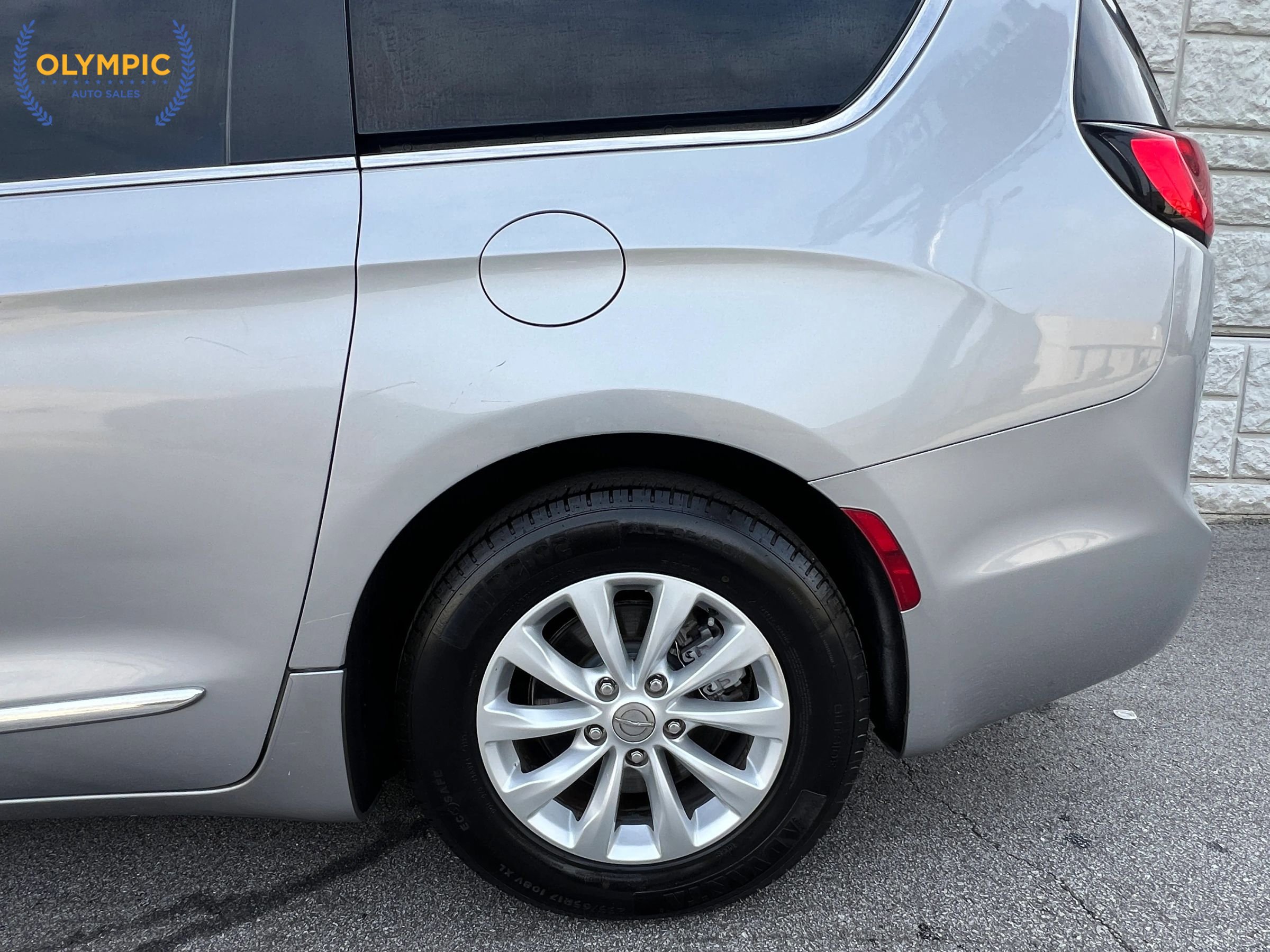 Used 2017 Chrysler Pacifica Touring-L image 10