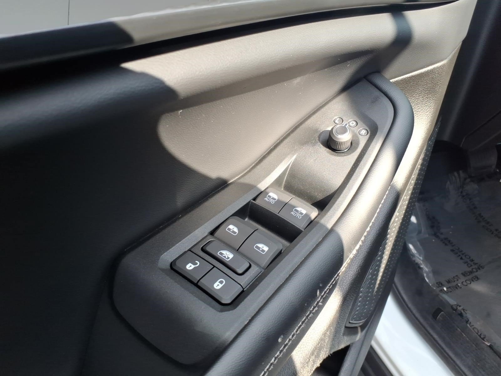 Used 2025 Jeep Grand Cherokee Altitude AWD/4WD image 12