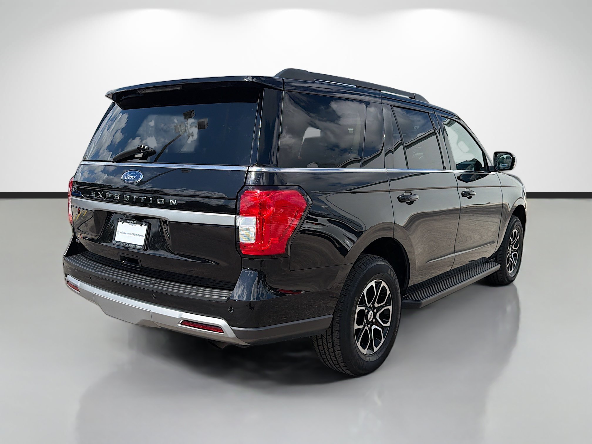 Used 2024 Ford Expedition XLT AWD/4WD image 3