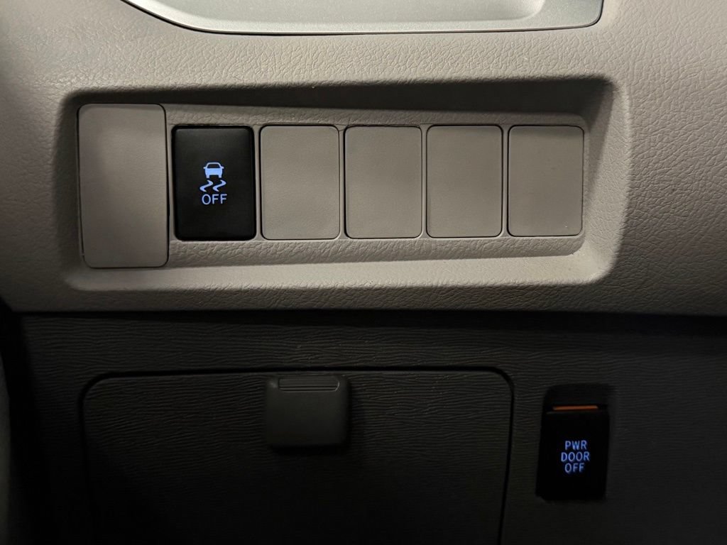 Used 2015 Toyota Sienna LE AWD/4WD image 12