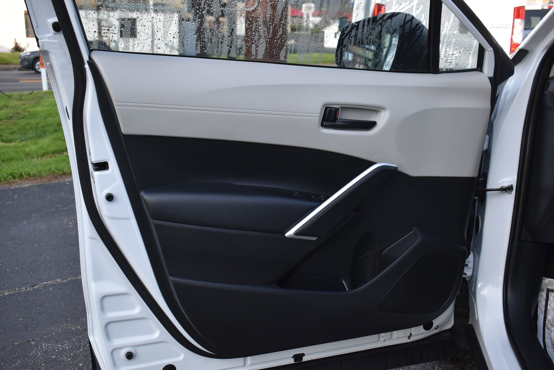 Used 2025 Toyota Corolla Cross L image 12