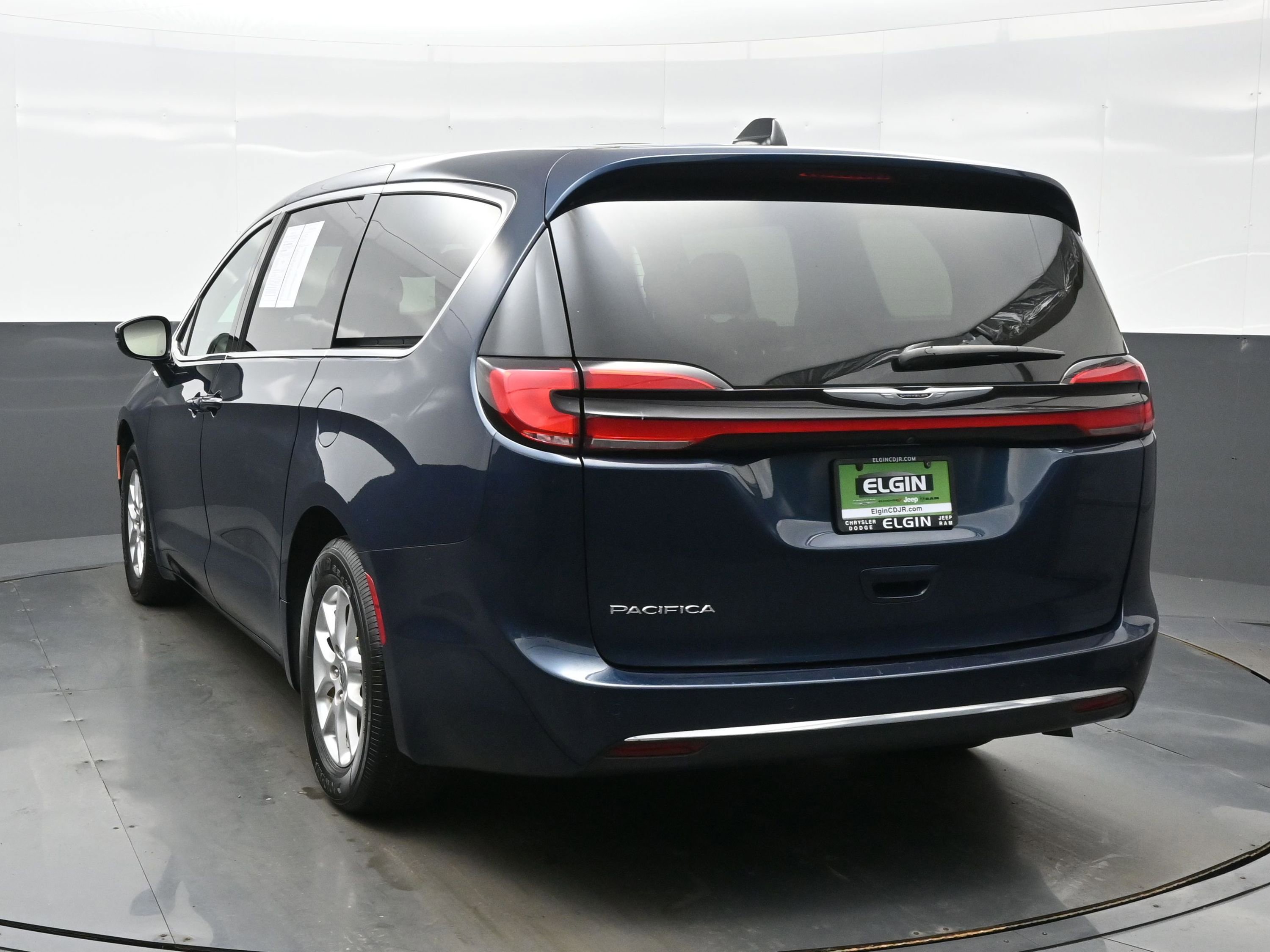Used 2024 Chrysler Pacifica Touring FWD image 4