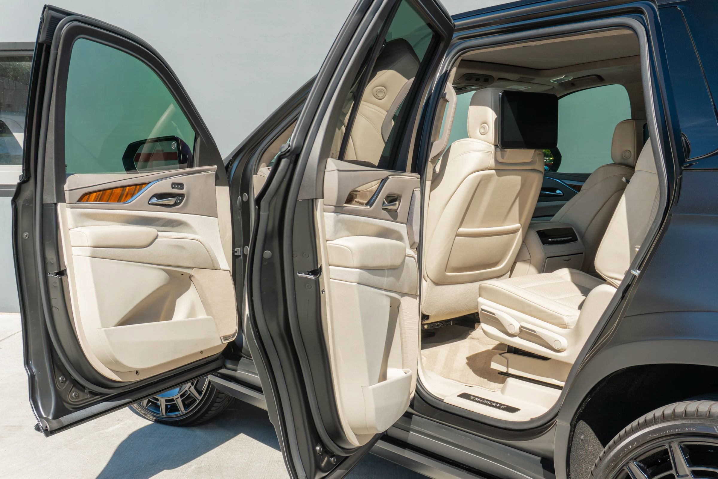 Used 2024 Cadillac Escalade Sport Platinum w/ LPO, ONYX Package image 73