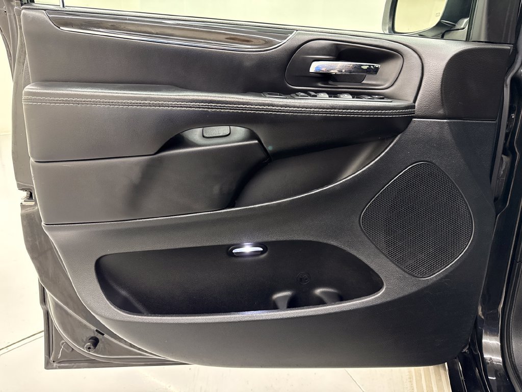 Used 2018 Dodge Grand Caravan SE FWD image 13