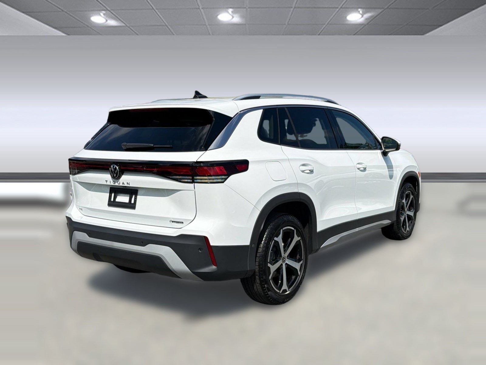 Used 2025 Volkswagen Tiguan SE AWD/4WD image 9