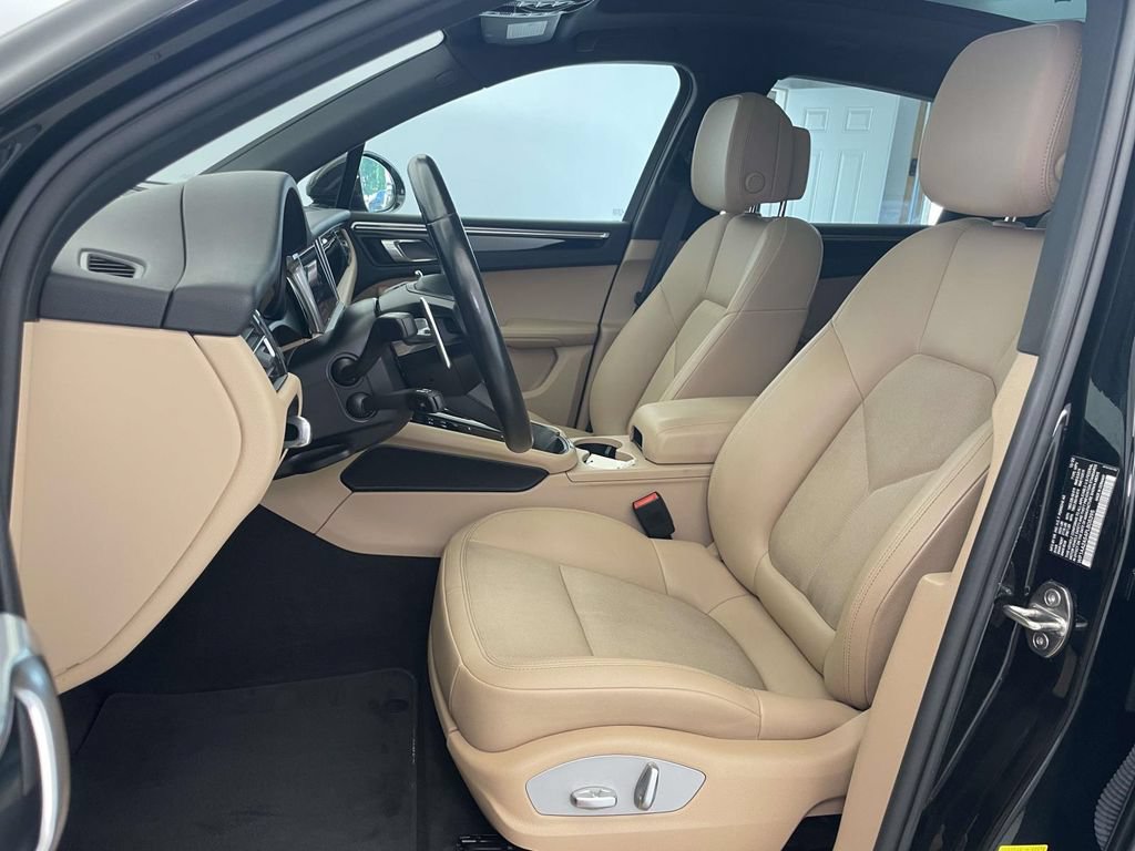Certified 2023 Porsche Macan AWD/4WD image 5