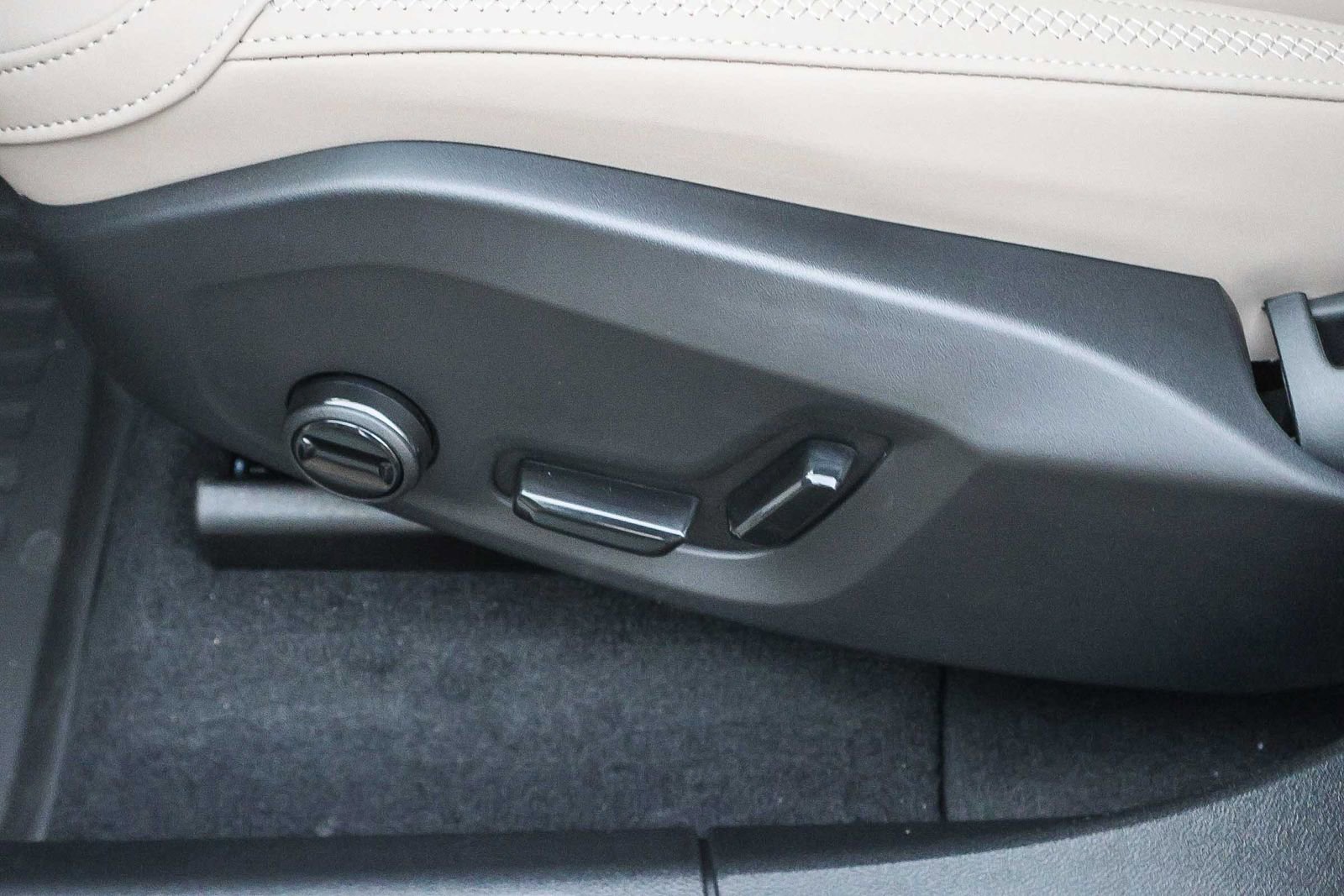 New 2026 Volvo XC60 B5 Plus w/ Climate Package PRO image 32