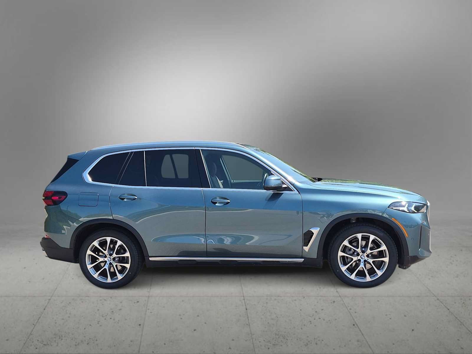 Used 2024 BMW X5 xDrive40i w/ Parking Assistance Package AWD/4WD image 9