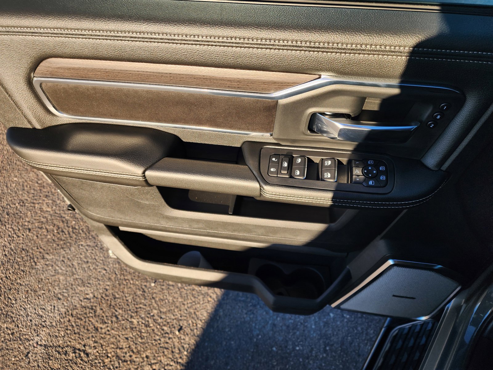 New 2026 RAM 3500 Laramie AWD/4WD image 15