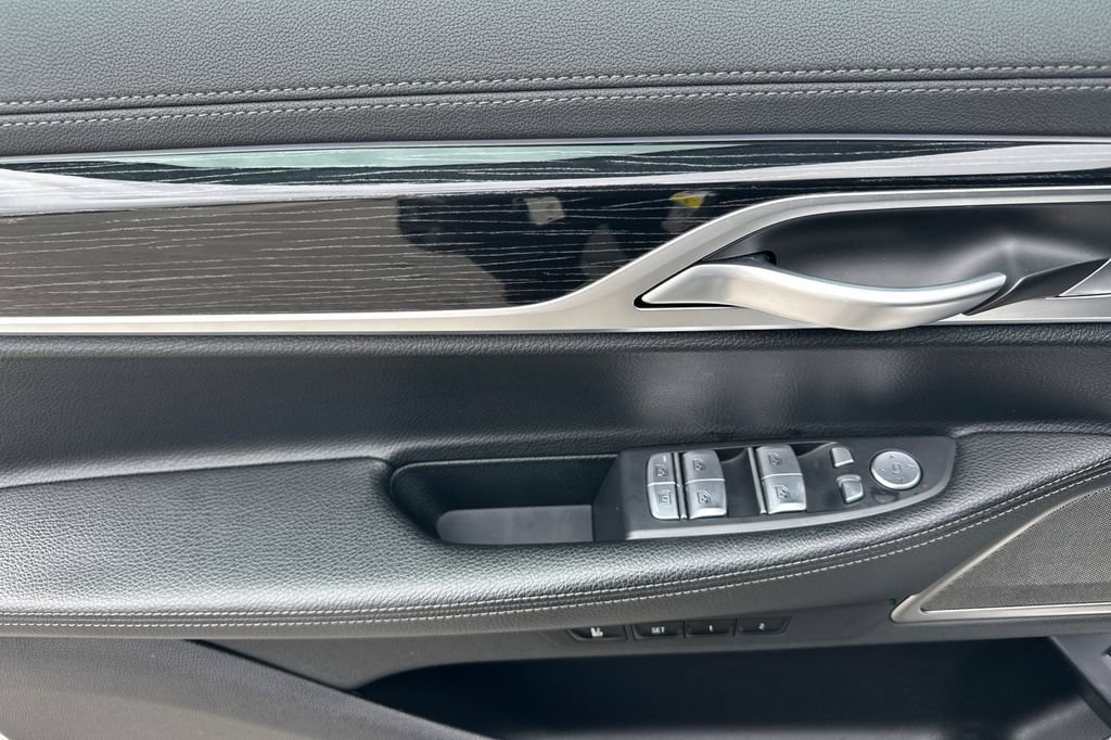 Used 2022 BMW 740i w/ M Sport Package RWD image 10