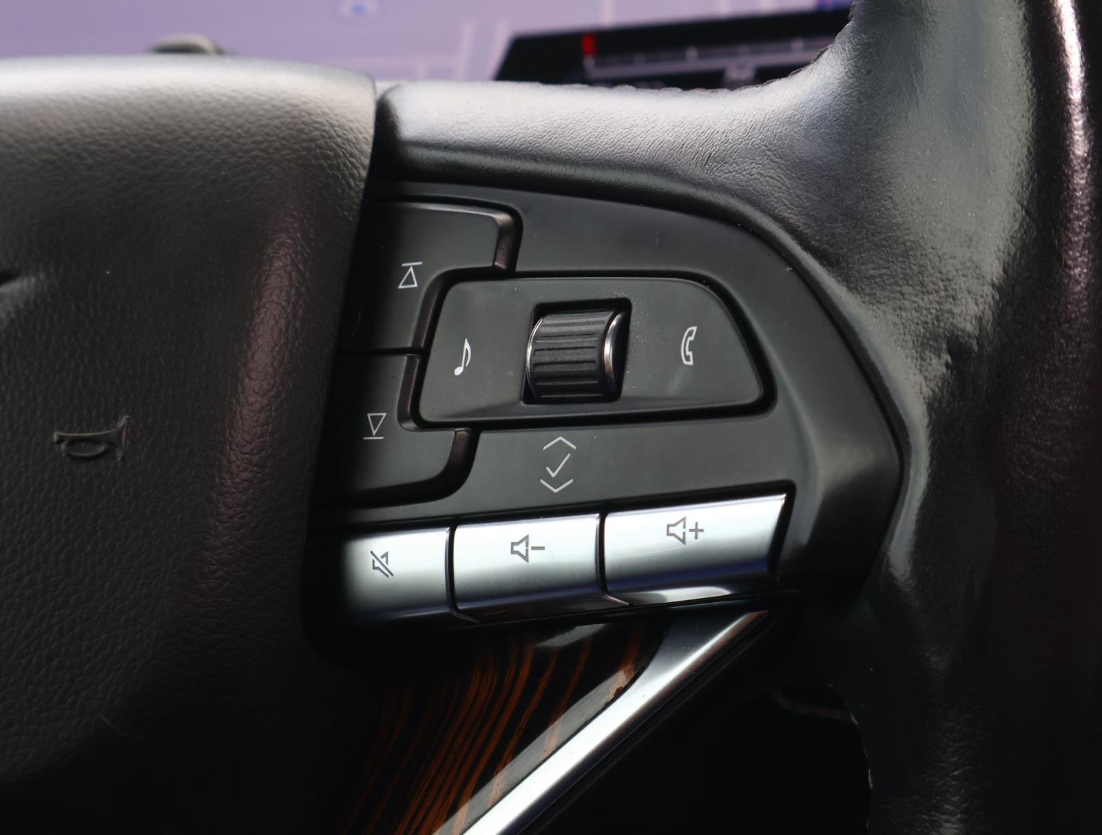 Used 2022 Cadillac Escalade ESV Premium Luxury AWD/4WD image 32