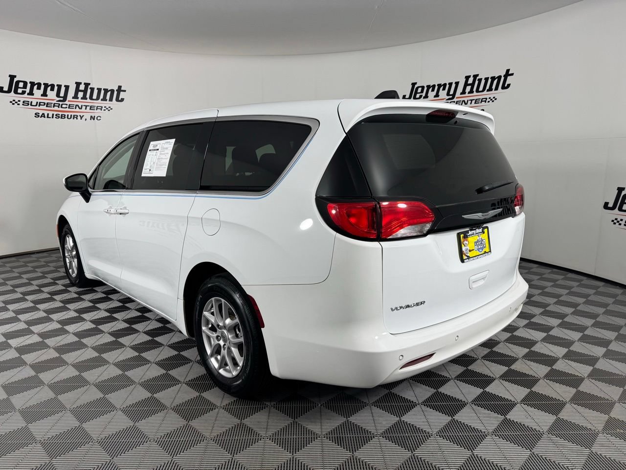 Used 2023 Chrysler Voyager LX FWD image 8