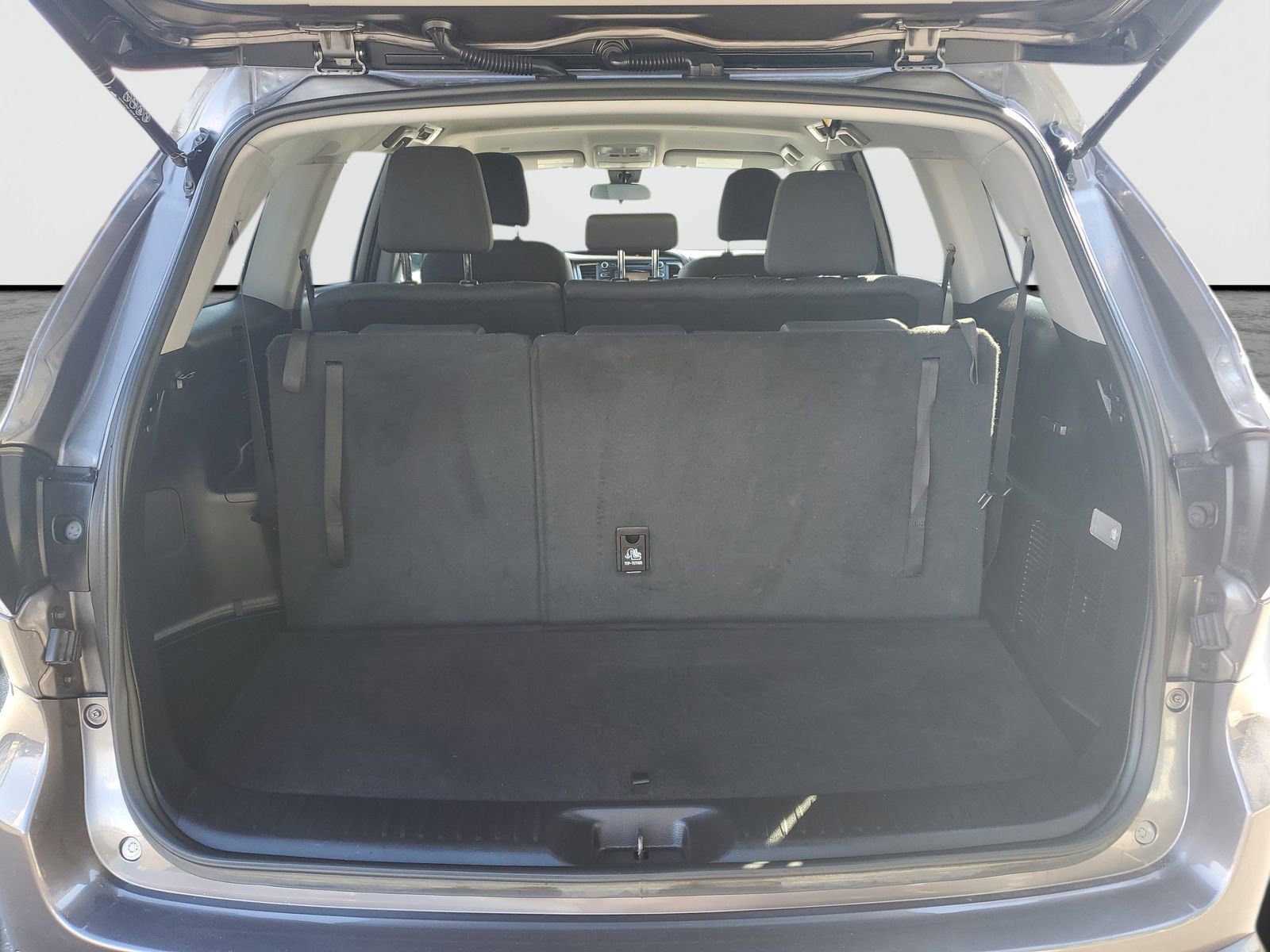 Used 2019 Toyota Highlander LE w/ Carpet Mat Package (TMS) image 8