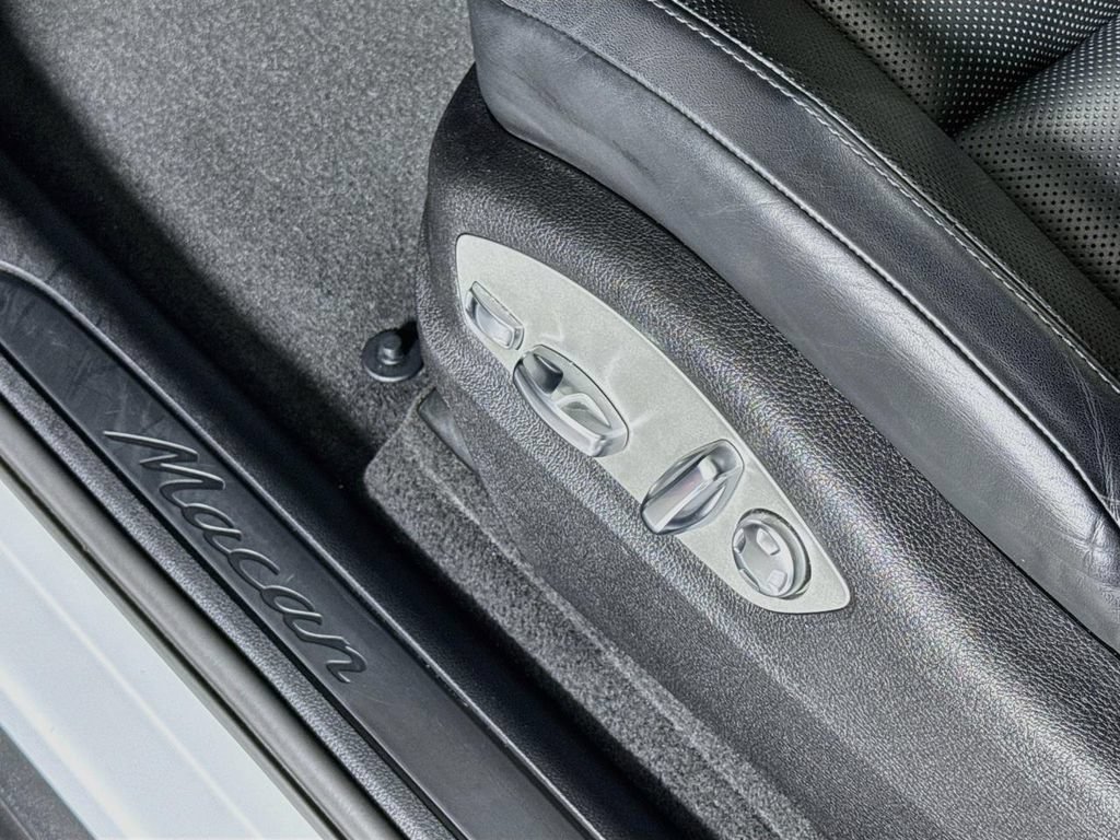 Certified 2024 Porsche Macan AWD/4WD image 23