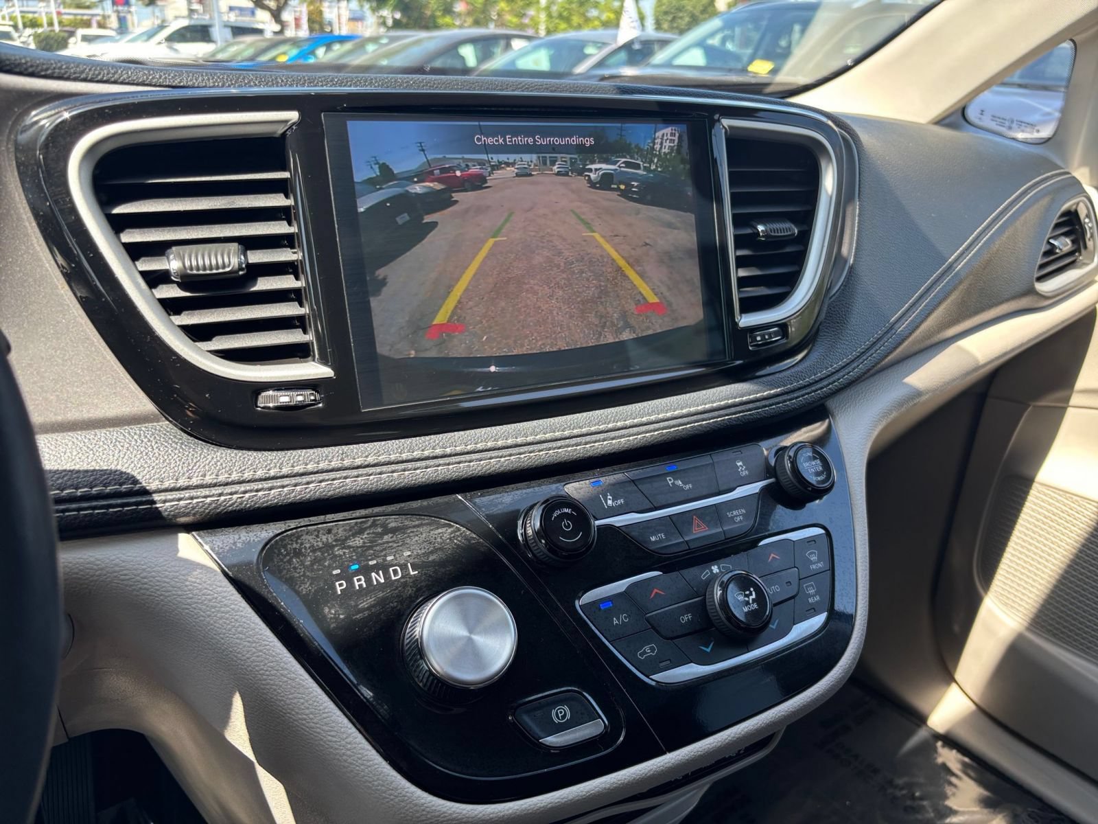 Used 2023 Chrysler Pacifica Touring-L FWD image 25